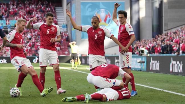 El futbolista Christian Eriksen desplomado en el partido entre Dinamarca y Finlandia.