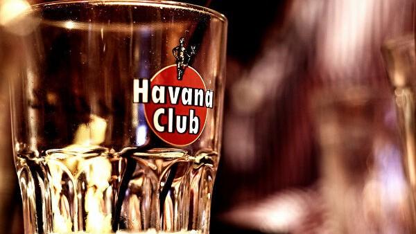 Un vaso con la imagen de marca de Havana Club.