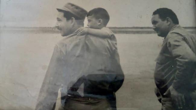 Raúl Castro, con Lázaro Yuri Valle Roca en brazos, seguido por el militante del PSP Armando Acosta, en 1964 o 1965.