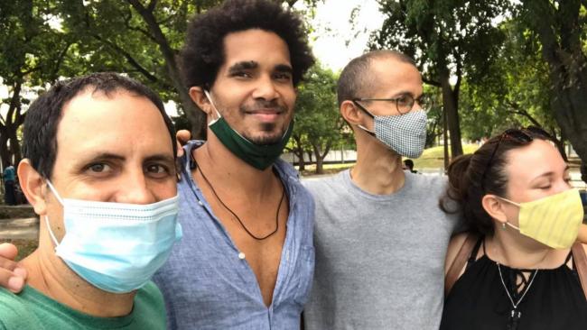 Luis Manuel Otero Alcántara junto a Oscar Casanella y amigos, 9 de junio en La Habana.