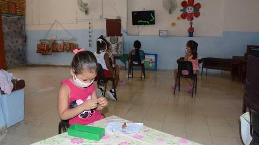 Niños en un círculo infantil en Cuba.