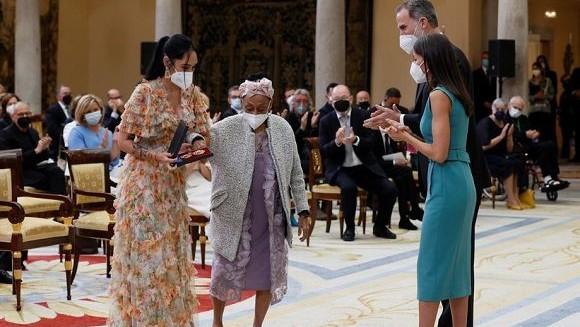 Los reyes de España al entregar el galardón a Omara Portuondo.