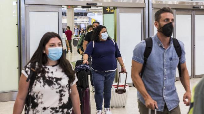 Viajeros arribando al aeropuerto de Barajas, en Madrid.