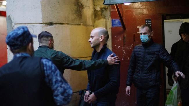 Andrei Pivovarov, líder de Rusia Abierta, es trasladado por agentes de seguridad desde su apartamento tras ser arrestado en San Petersburgo.