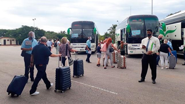 Viajeros en el Aeropuerto de Varadero.
