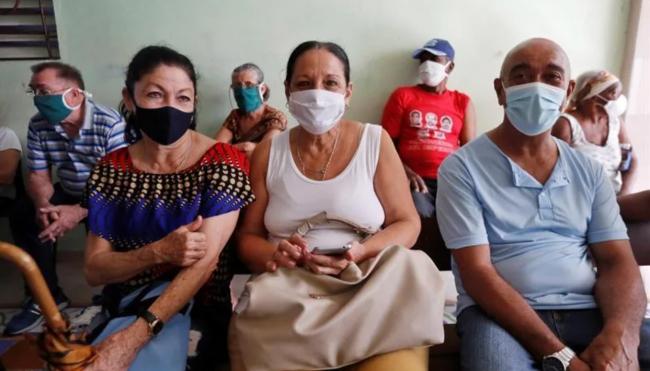 Cubanos a la espera en un centro de salud.