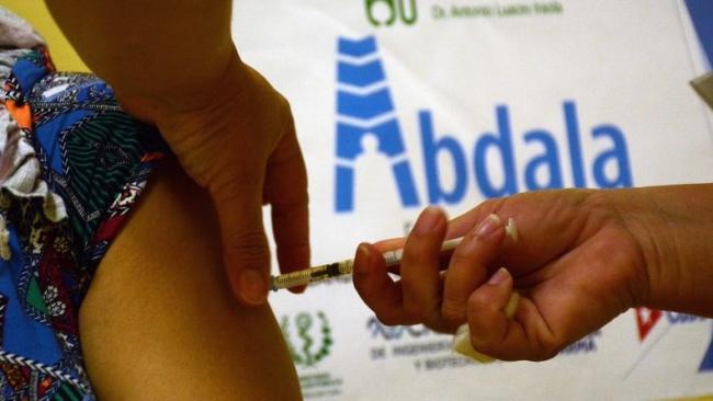 Una persona recibe una dosis del candidato vacunal Abdala en Cuba.