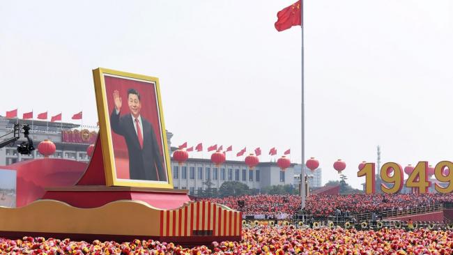 Una imagen de Xi Jinping durante un acto multitudinario en Beijing.