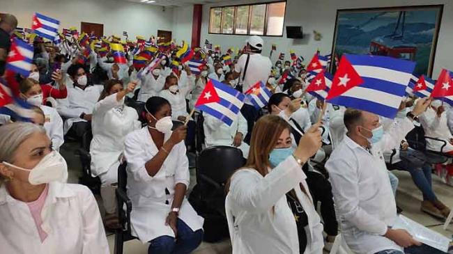 Médicos cubanos antes de regresar de Venezuela.