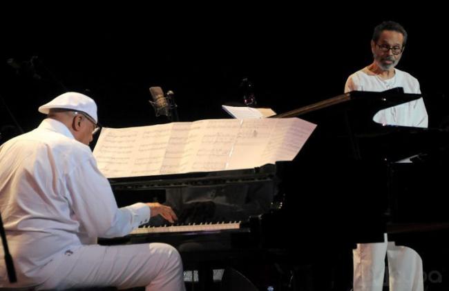 Chucho Valdés y Leo Brouwer durante un concierto en La Habana.