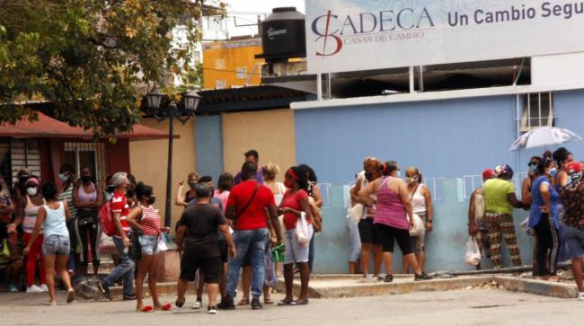 Cubanos ante una Casa de Cambio del Gobierno.