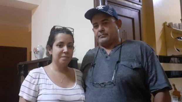 Camila Acosta junto a su padre tras ser excarcelada.