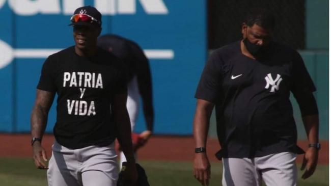 El lanzador cubano Aroldis Chapman lleva una camiseta con la frase "Patria y Vida".