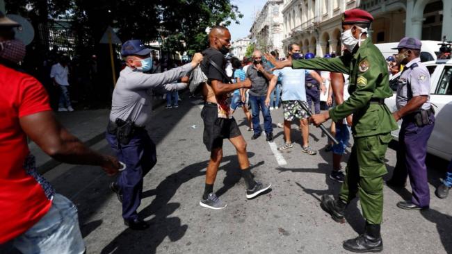 La Policía arresta a un manifestante en las protestas en La Habana, Cuba.