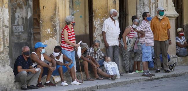 Una cola en La Habana para comprar alimentos cinco días depués de las protestas del 11J.