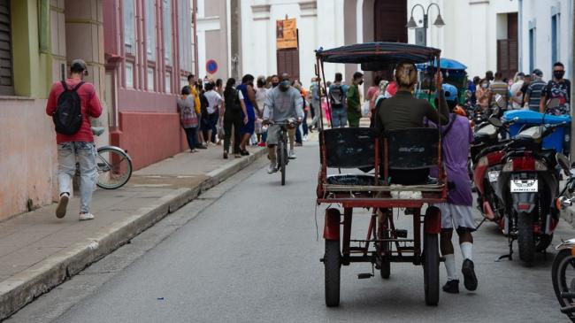 Personas en una calle de Camagüey.