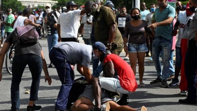 La Policía detiene a un manifestante en Cuba el pasado 11 de julio.