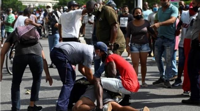Detención de un cubano en las protestas del 11 de julio en Cuba,