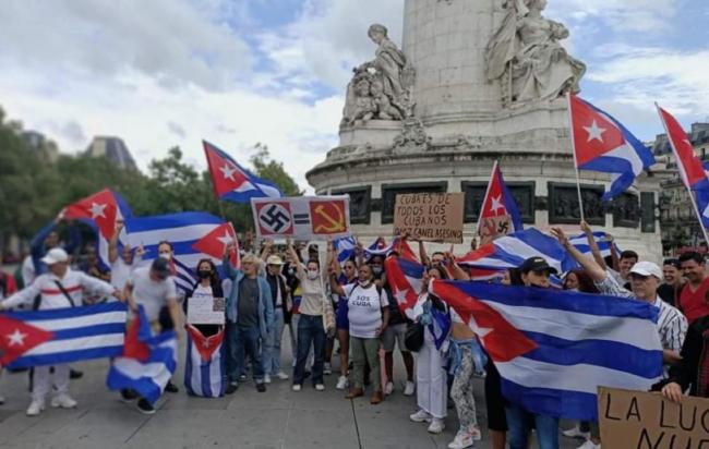 Cubanos en una manifestación en París el domingo.