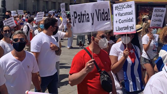 Cubanos en Madrid piden libertad, más vacunas y comida para la Isla.