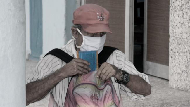 Un hombre guarda su libreta de racionamiento, en La Habana.