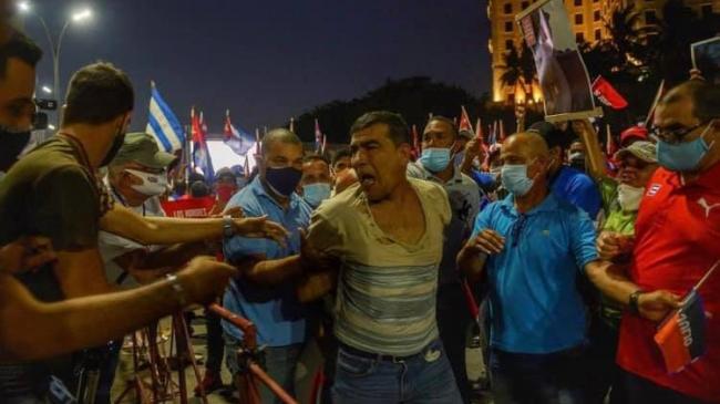 Cubano detenido en el Malecón el sábado tras gritar '¡Libertad!' en un acto del Gobierno.