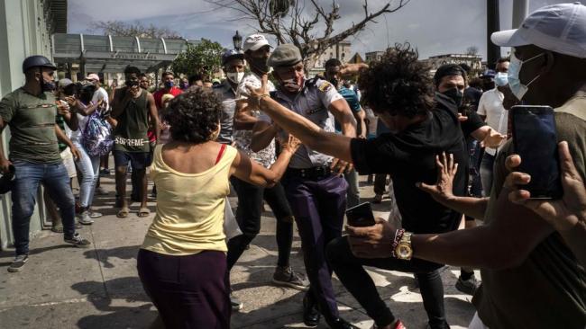Enfrentamiento entre la Policía y manifestantes este domingo en La Habana, Cuba.