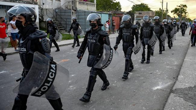 Fuerzas especiales de la Policía recorren las calles tras las protestas en Cuba.