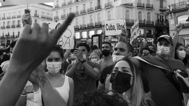 Cubanos en una manifestación en Madrid en apoyo a las protestas en Cuba y contra la represión..