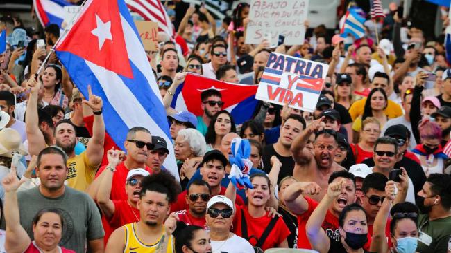 Cubanos protestan en Miami en solidaridad con los manifestantes.
