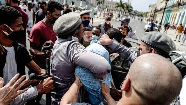 Una detención violenta en La Habana el 11 de julio.