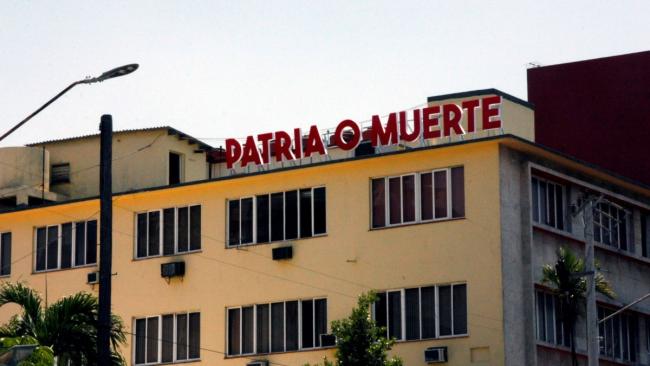 La consigna castrista 'Patria o Muerte' en un edificio estatal en La Habana.