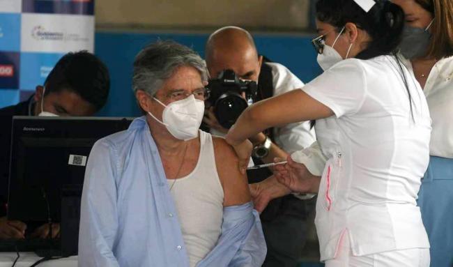 Guillermo Lasso, presidente de Ecuador, es vacunado.