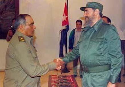 Rubén Martínez Puente saluda a Fidel Castro.