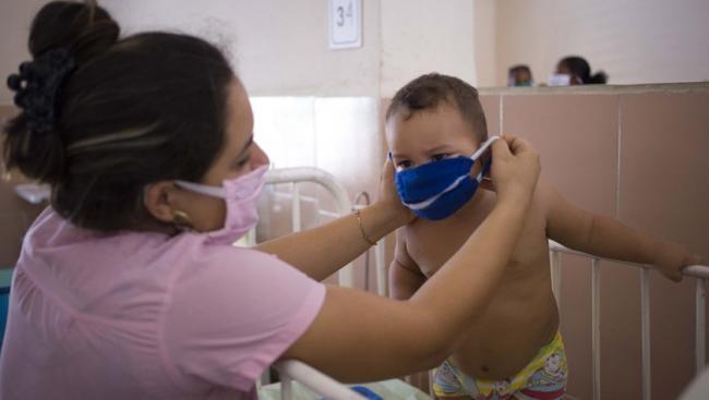 Un niño ingresado en un hospital cubano.