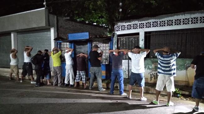 Ciudadanos arrestados en El Salvador como parte de una operación mundial de INTERPOL contra el tráfico humano.