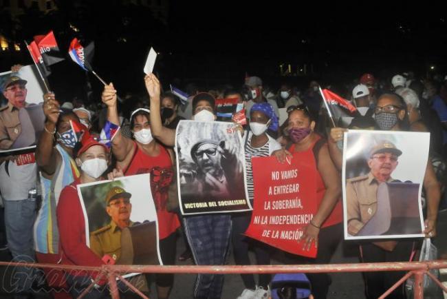 Cubanos movilizados al acto del Gobierno en la Tribuna Antimperialista.