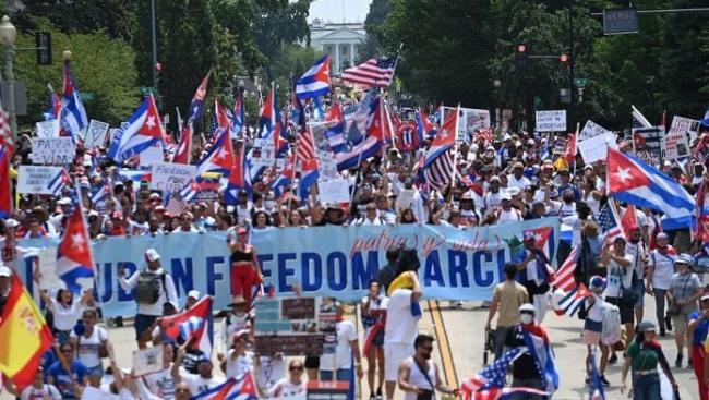 Marcha de cubanos partiendo desde la Casa Blanca.