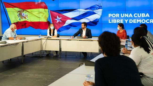 El presidente del PP, Pablo Casado, durante su encuentro con los cubanos.