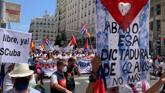 Cubanos protestan en Madrid.