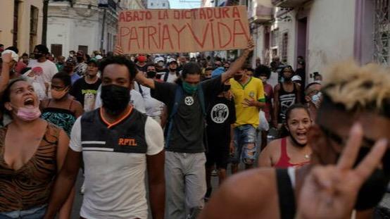 Cubanos protestando el 11 de julio.