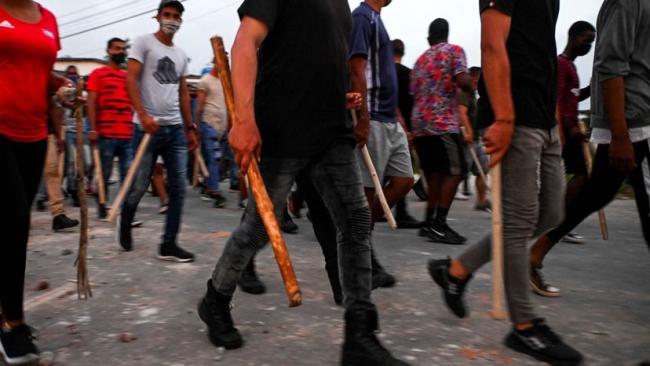 Turba parapolicial enviada a reprimir protestas en La Habana.