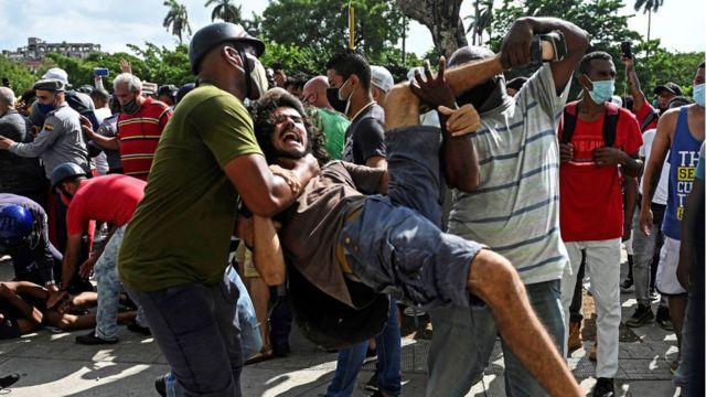 Represión policial durante las protestas en Cuba.
