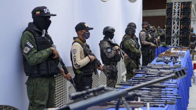 Presunto armamento confiscados a 'delincuentes' en Caracas.