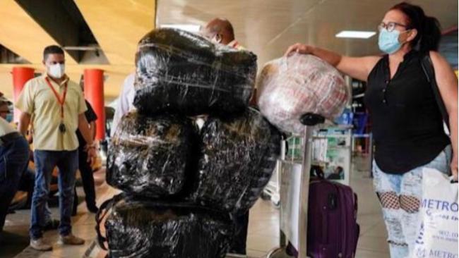 Voluntaria en el aeropuerto de Madrid con 100 kilos de medicina.