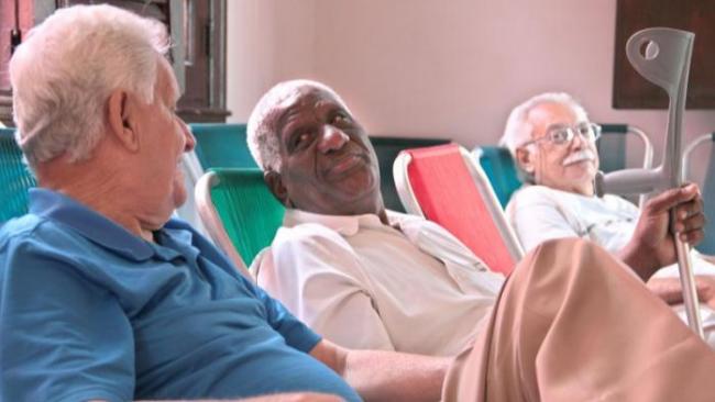 Ancianos cubanos en un asilo.
