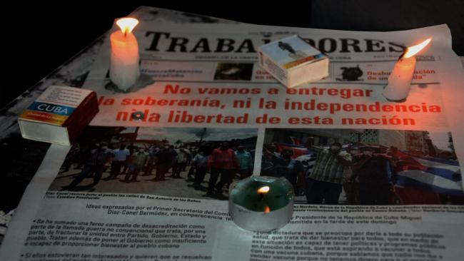 Un periódico cubano a la luz de las velas durante un apagón.