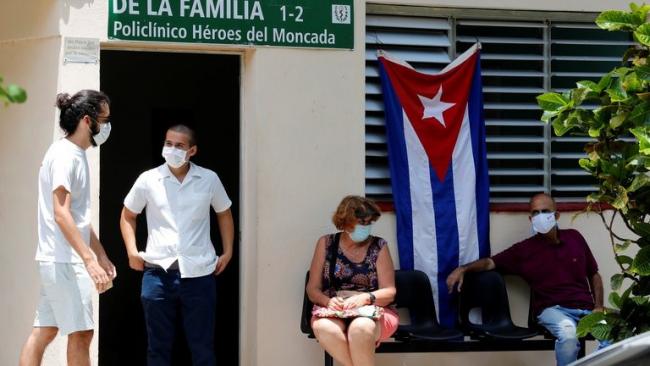 Personas frente a un consultorio médico en La Habana.