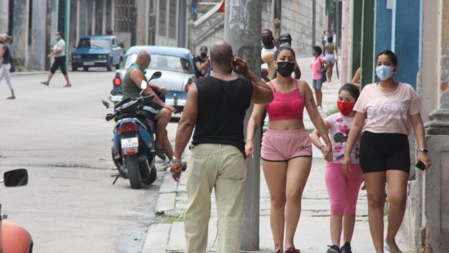 Cubanos en una calle de La Habana con mascarillas de tela caseras.