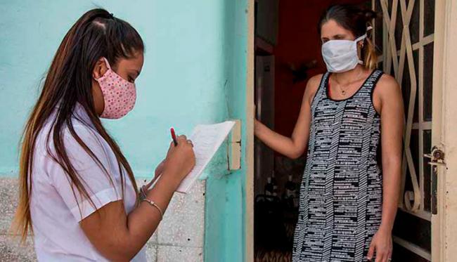 Una profesional de la salud en Pinar del Río realizando pesquisa.